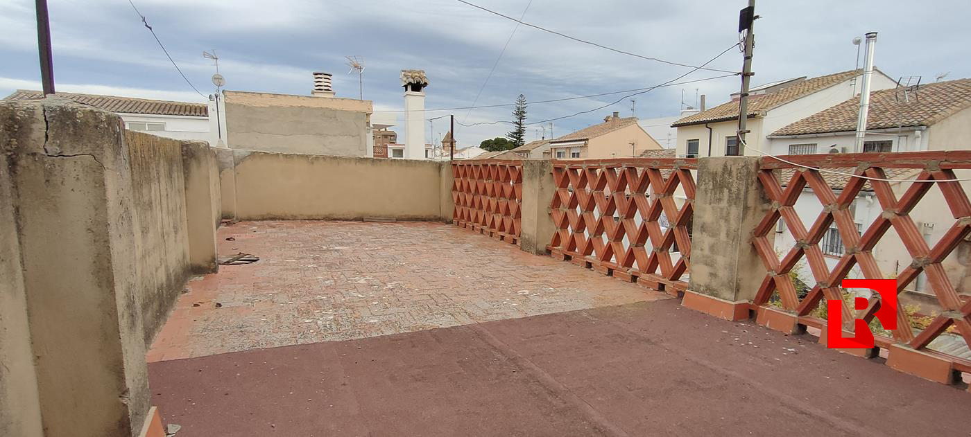 House with patio 10 minutes from Valencia