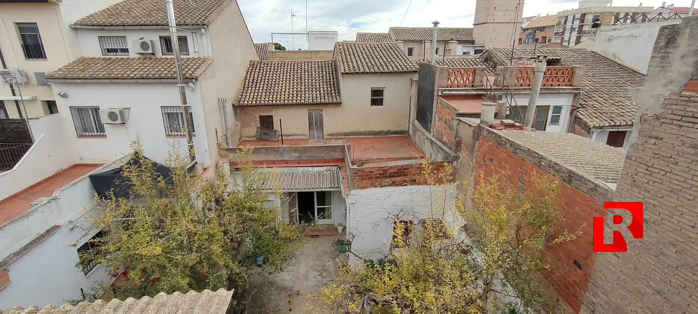 House with patio 10 minutes from Valencia