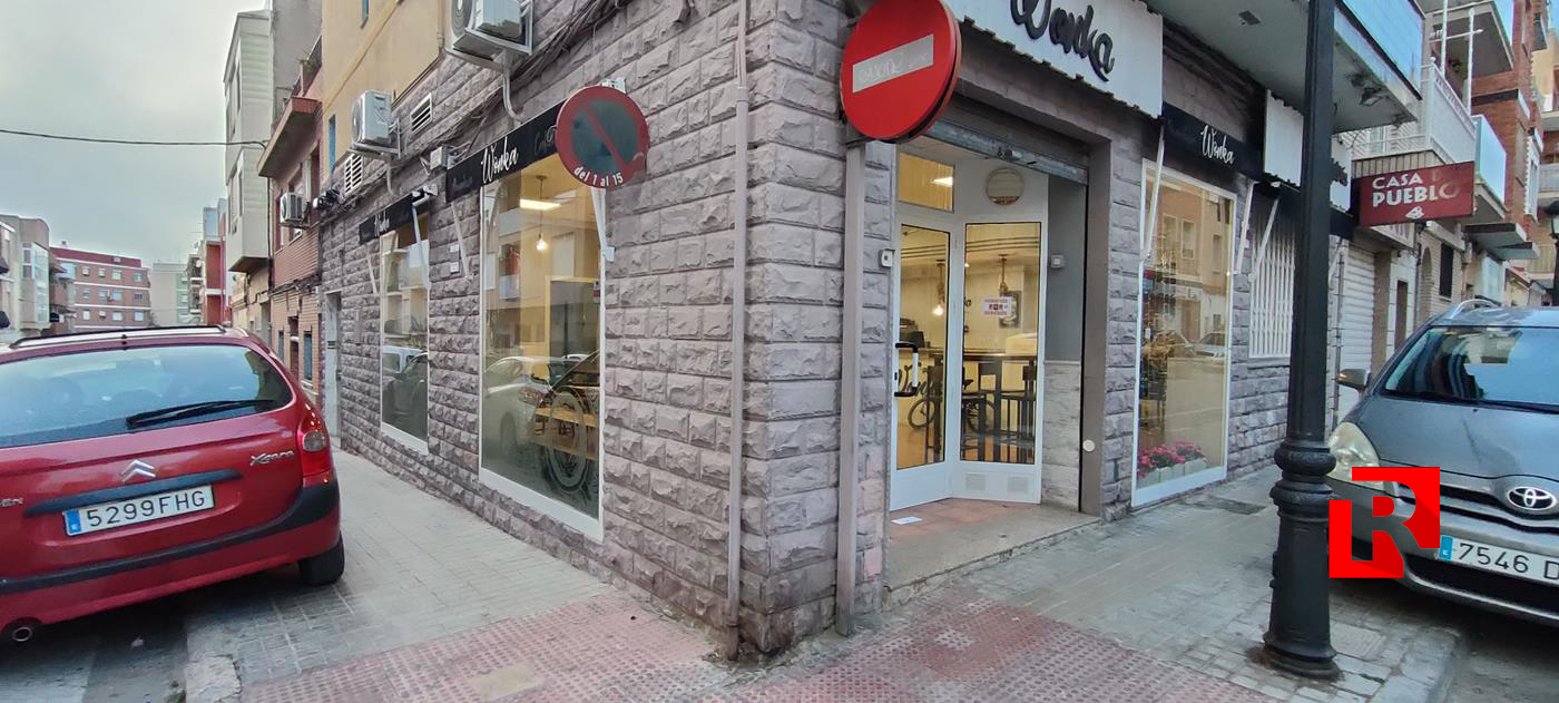 Corner space for sale in the centre of Paterna