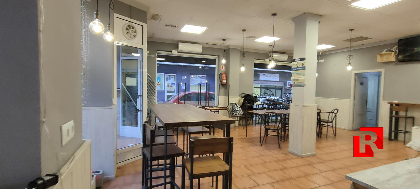 Corner space for sale in the centre of Paterna