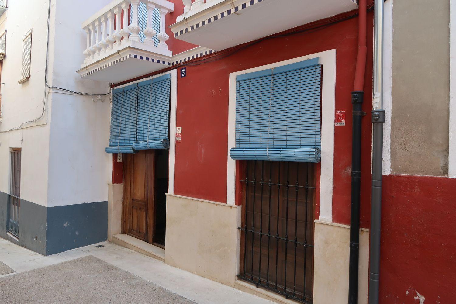 Building with 3 apartments in the historic center of Xátiva