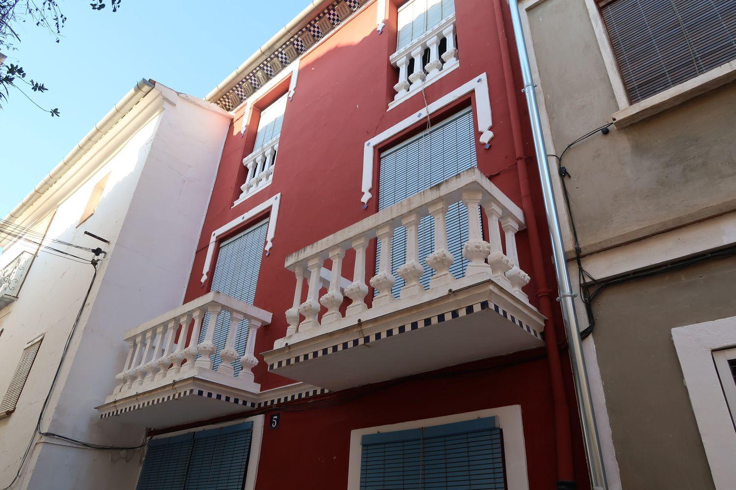 Building with 3 apartments in the historic center of Xátiva